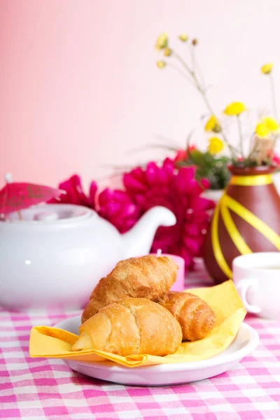 Pequeno-almoço colorido continental sobre um fundo rosa — Fotografia de Stock
