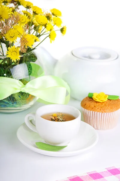 Завтрак с чаем, тортом и желтыми цветами — стоковое фото