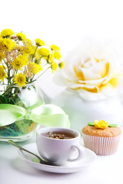 Desayunos con té, tarta y flores amarillas —  Fotos de Stock