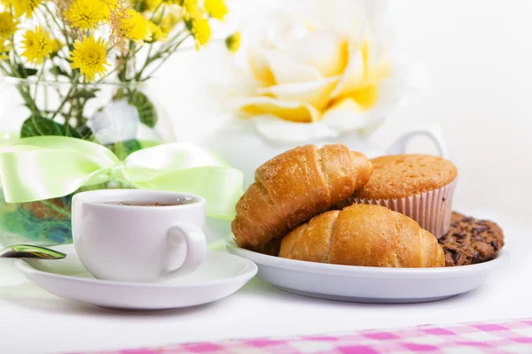 Reggeli, tea és friss sütés — Stock Fotó