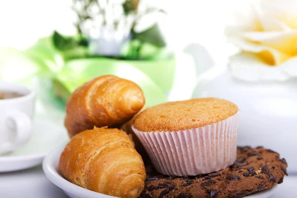 Reggeli, tea és friss sütés — Stock Fotó