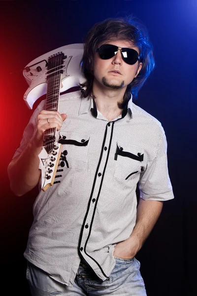 Lindo joven músico de rock con una guitarra blanca — Foto de Stock