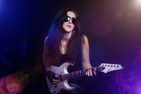 Móda dívka s kytarou hrající hard rock — Stock fotografie