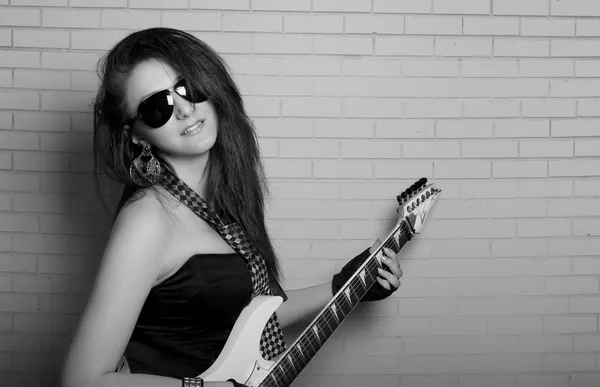 Ładna kobieta z gitara — Zdjęcie stockowe