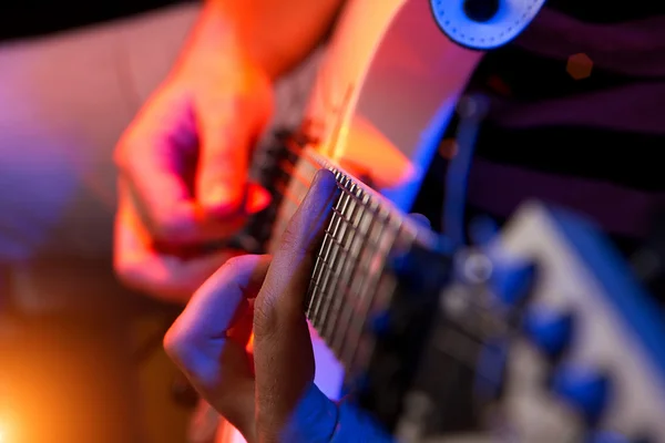 Jovem músico masculino com uma guitarra branca — Fotografia de Stock
