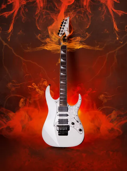 Rock gitar ateşten alevler içinde — Stok fotoğraf