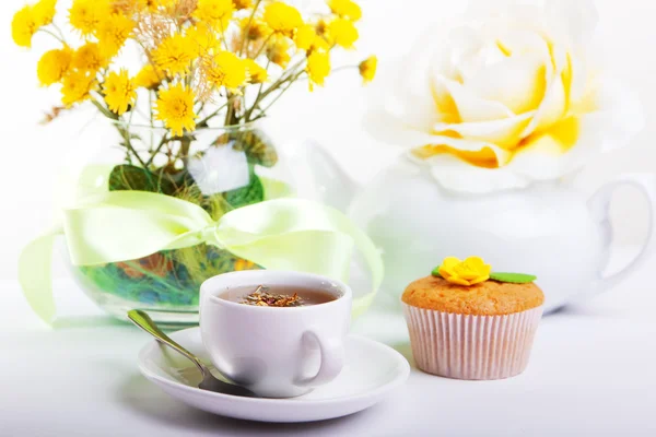 Desayunos con té, tarta y flores amarillas —  Fotos de Stock