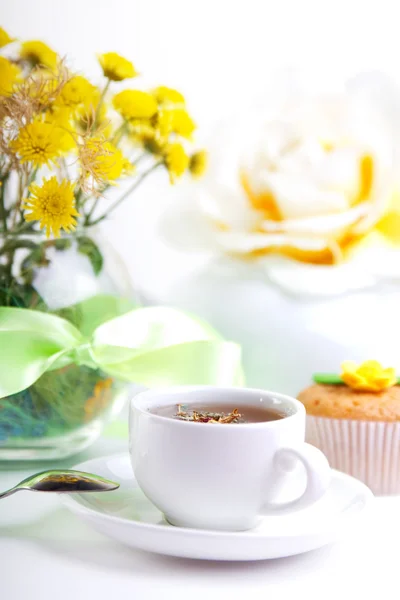 Breakfest with tea, cake and yellow flowers — Stock Photo, Image
