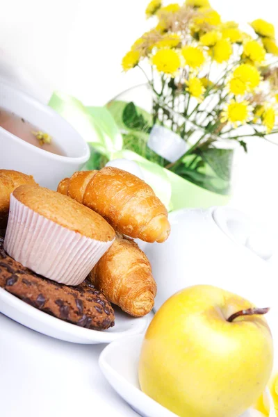 Frukost med te och färsk bakning — Stockfoto