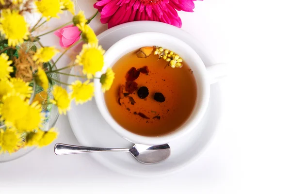 Herbatę z kwiatów na stole — Zdjęcie stockowe
