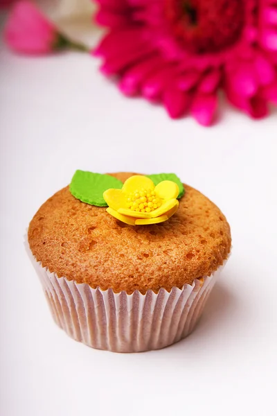 Cupcake con fiore giallo — Foto Stock