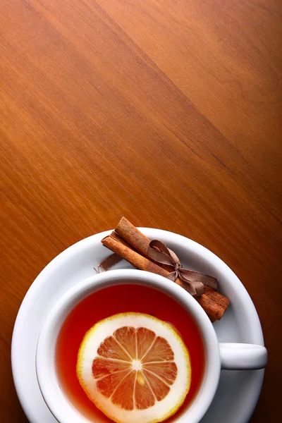 木の背景に熱いお茶のカップ — ストック写真