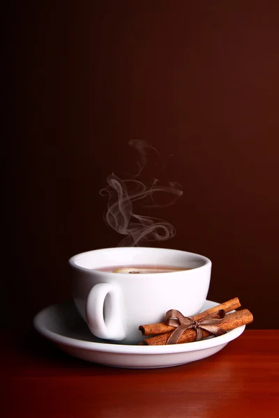 Šálek horkého čaje na hnědé pozadí — Stock fotografie