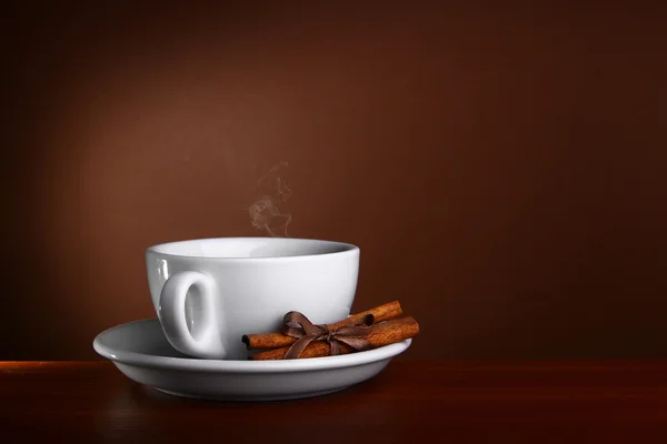 Pohár og horká káva na hnědé pozadí — Stock fotografie