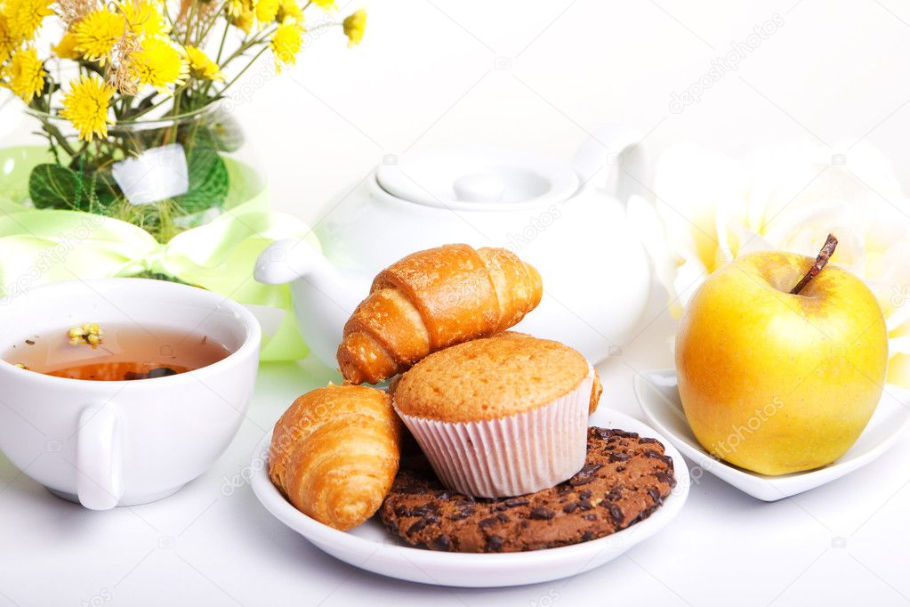 Breakfest with tea and fresh baking