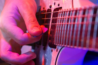 jonge mannelijke muzikant met een witte