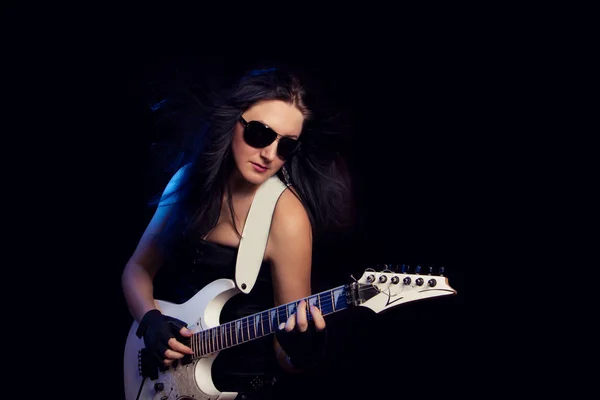 Moda dziewczyna z gitara gra hard rock — Zdjęcie stockowe