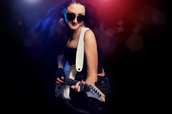 Mode flicka med gitarr spelar hårdrock — Stockfoto