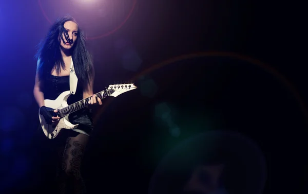 기타 하드 록을 연주와 함께 패션 소녀 — 스톡 사진