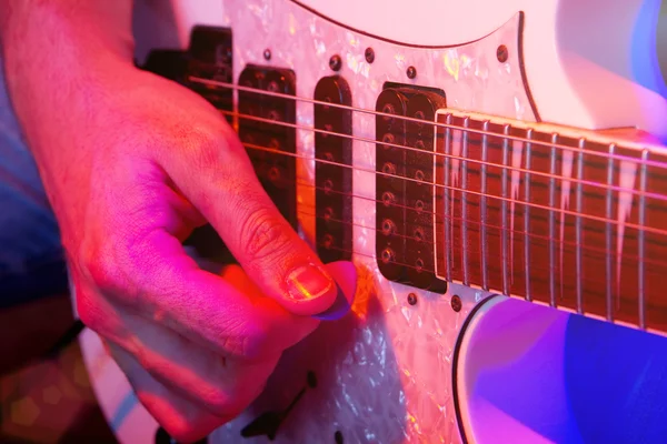 Unga manliga musiker med en vit gitarr — Stockfoto