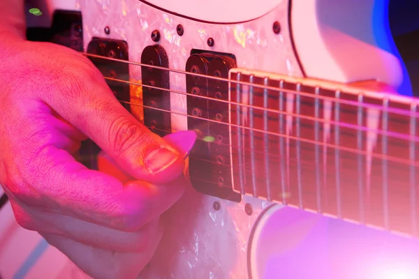 Unga manliga musiker med en vit gitarr — Stockfoto