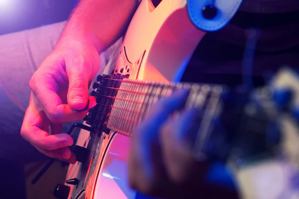 白いギターを持つ若い男性ミュージシャン ストック写真