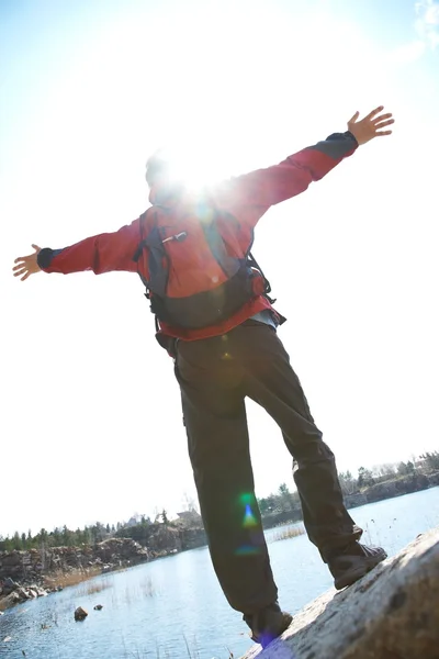 Uomo felice escursionista tenendo le braccia — Foto Stock