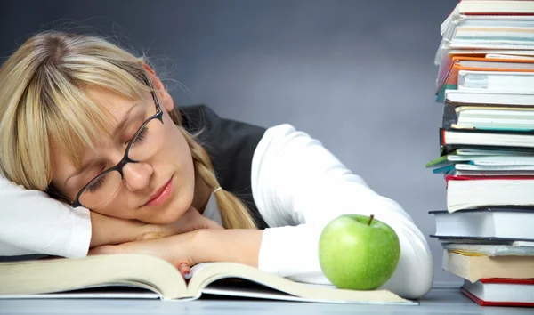 Estudiante cansado en la biblioteca Imagen de archivo