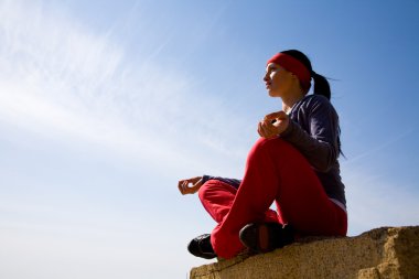 güzel bir kız yoga yapan