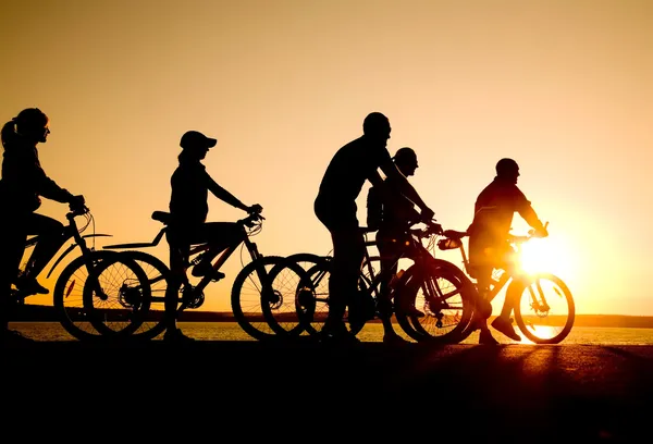 Amigos em bicicletas — Fotografia de Stock