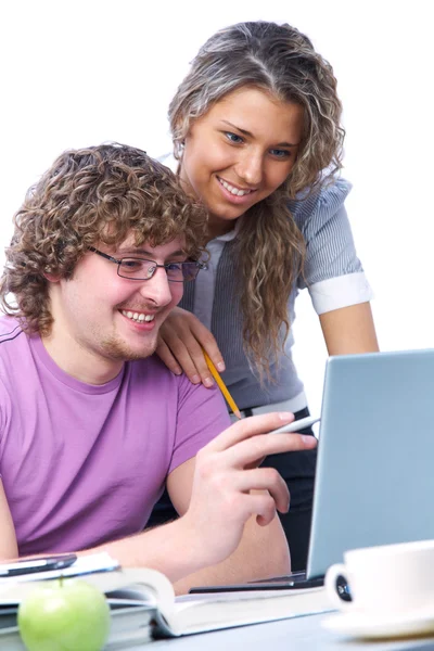 Tonåringar läser laptop — Stockfoto