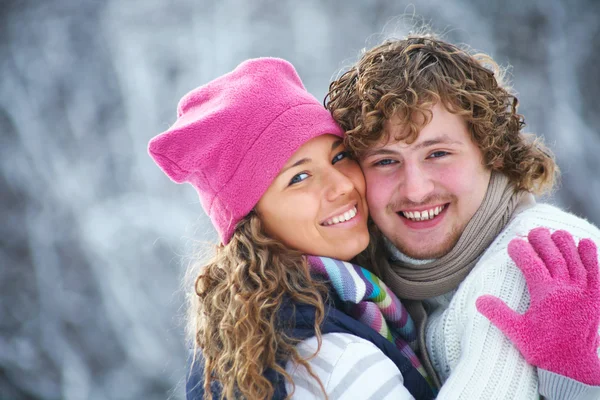 Счастливая молодая пара зимой — стоковое фото