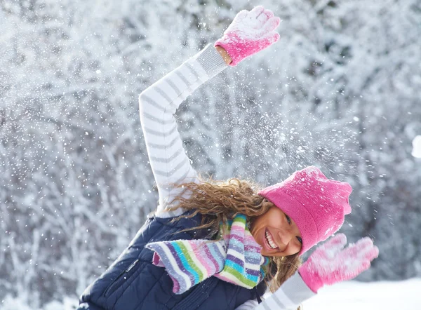 Speelse meisje in de winter — Stockfoto