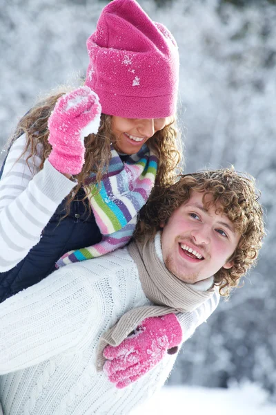 Νεαρό ζευγάρι στο πάρκο του χειμώνα — Φωτογραφία Αρχείου