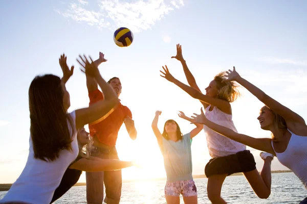 Volleybal op het strand — Stockfoto