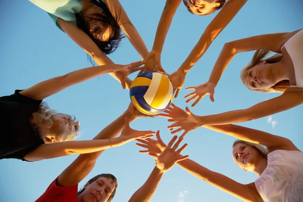 Volleyball am Strand — Stockfoto