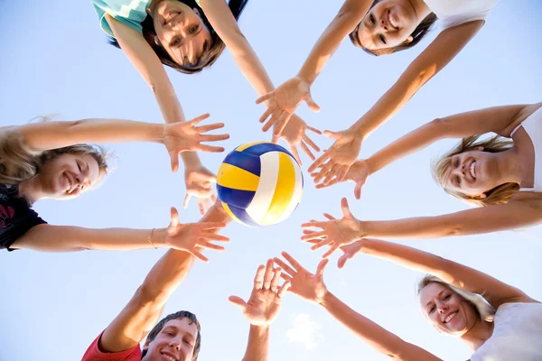 Volleyball am Strand — Stockfoto