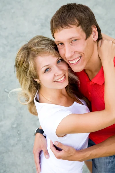 Unga par i kärlek — Stockfoto