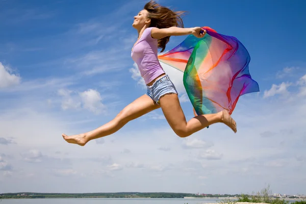 Bela jovem mulher desfrutar e pulando na praia — Fotografia de Stock
