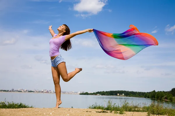 Bela jovem mulher desfrutar e pulando na praia — Fotografia de Stock