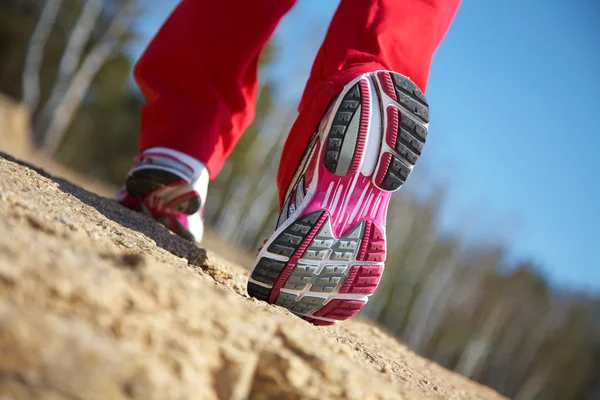 Spor ayakkabı içinde bir kızın bacakları — Stok fotoğraf