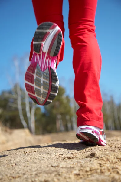Spor ayakkabı içinde bir kızın bacakları — Stok fotoğraf