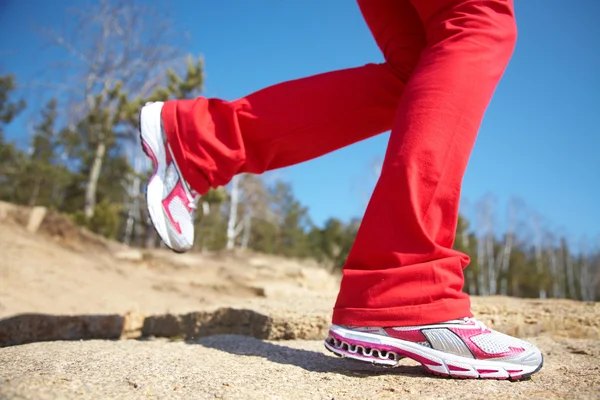 Spor ayakkabı içinde bir kızın bacakları — Stok fotoğraf