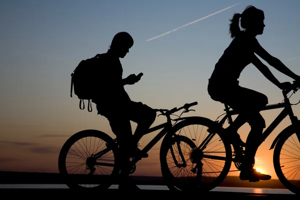 Couple cycliste au coucher du soleil — Photo