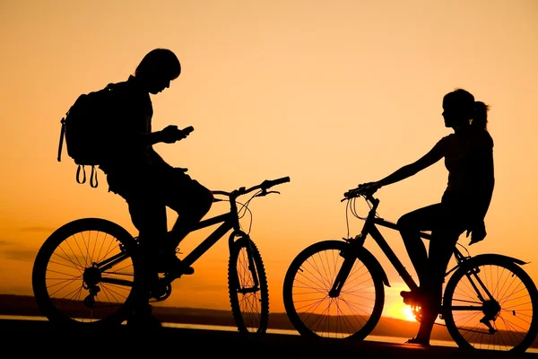 Två bicycler på sunset — Stockfoto