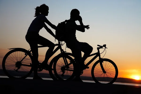 Bisiklet üzerinde çift — Stok fotoğraf