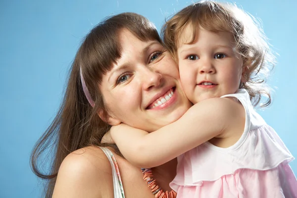 Porträt einer jungen Mutter mit ihrer Tochter — Stockfoto