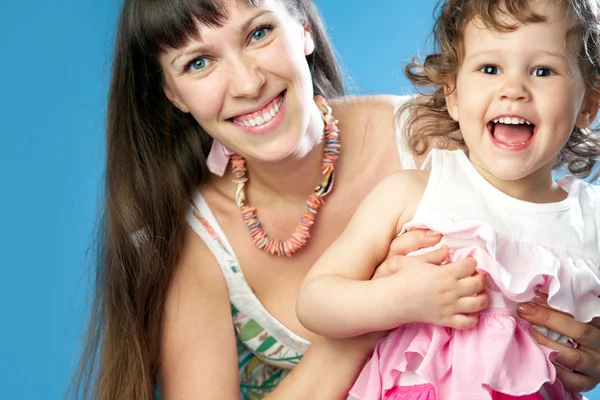 Porträt einer jungen Mutter mit ihrer Tochter — Stockfoto
