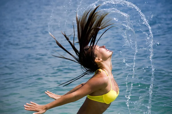 Frau im Bikini badet im Meer — Stockfoto