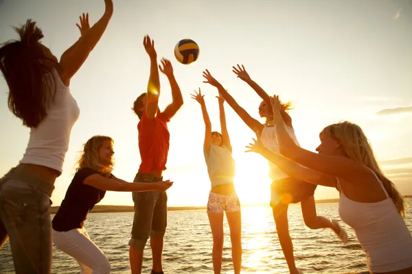 Voleibol en la playa Imágenes de stock libres de derechos